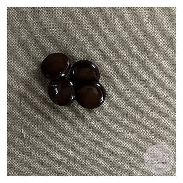 Alul hurkolt, fényes, barna