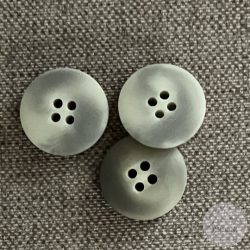 Négy lyukú, márványos