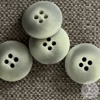 Négy lyukú, márványos