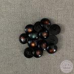   Alul hurkolt, sötét barnától a közepe felé halványuló díszgomb (g4)