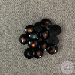   Alul hurkolt, sötét barnától a közepe felé halványuló díszgomb (g4)