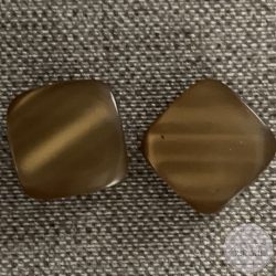 Alul hurkolt, csillogó, aranyos barna csíkos hatással