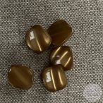 Alul hurkolt, aranyos barna, csíkos hatással