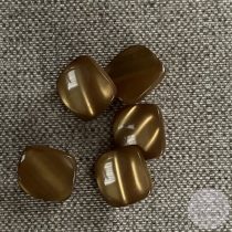 Alul hurkolt, aranyos barna, csíkos hatással