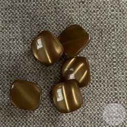 Alul hurkolt, aranyos barna, csíkos hatással