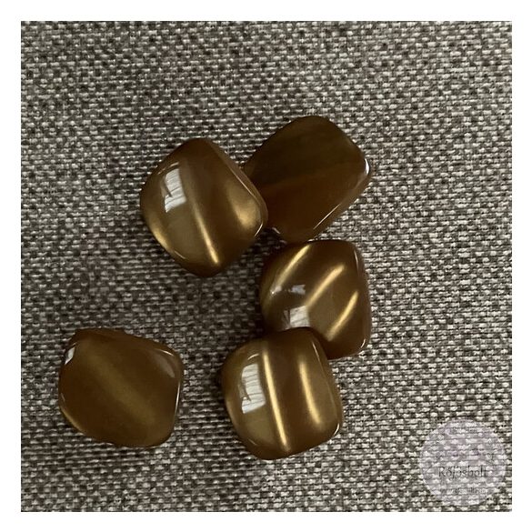 Alul hurkolt, aranyos barna, csíkos hatással