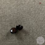 Alul hurkolt, szürke-fekete, színén ovális karika