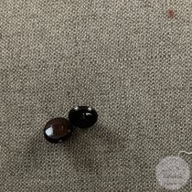 Alul hurkolt, szürke-fekete, színén ovális karika