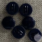 Két lyukú, lilás kék, színén dísz