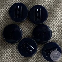 Két lyukú, lilás kék, színén dísz