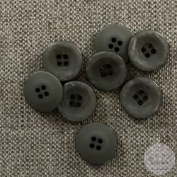 Négy lyukú, galambszürke, márványos