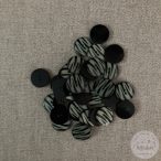 Két lyukú, fekete-moha zöld csíkos gomb (g5)