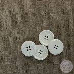 Hófehér, kiemelkedő peremű