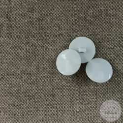 Hófehér, alul hurkolt, rücskös tetejű