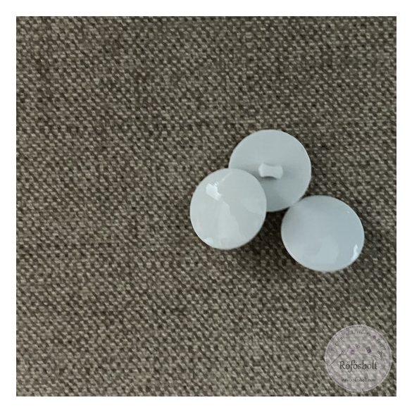 Hófehér, alul hurkolt, rücskös tetejű