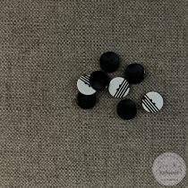 Fekete hátú, fehér, fekete csíkokkal a színén