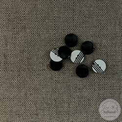 Fekete hátú, fehér, fekete csíkokkal a színén