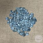 Acélkék, két lyukú, gomblyuk körül bemélyedés