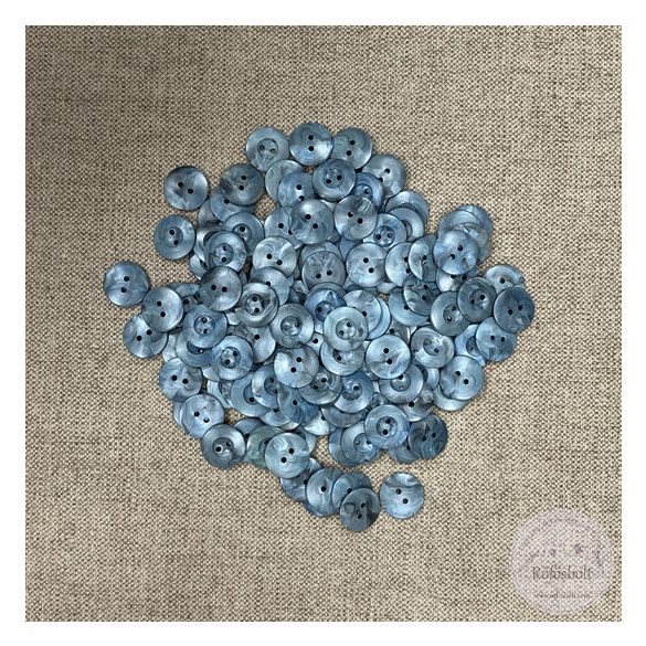 Acélkék, két lyukú, gomblyuk körül bemélyedés