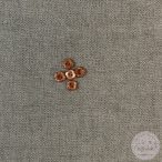 Virágszirom alakú, két lyukas, barack színű