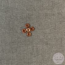 Virágszirom alakú, két lyukas, barack színű