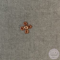 Virágszirom alakú, két lyukas, barack színű