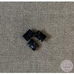 Alul hurkolt, csillogó kék, színén homorú 