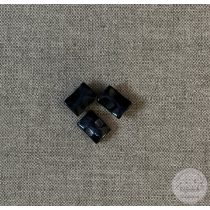 Alul hurkolt, csillogó kék, színén homorú 