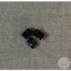 Alul hurkolt, csillogó kék, színén homorú 