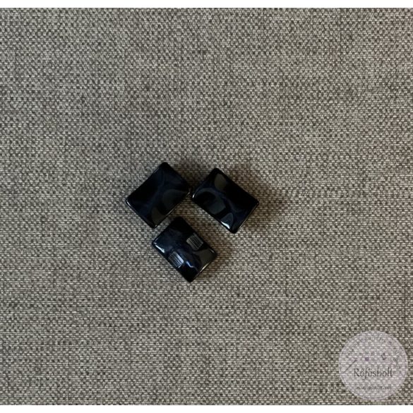 Alul hurkolt, csillogó kék, színén homorú 