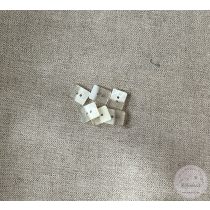 Két lyukú, átlátszó-fehér