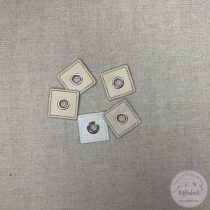 Gomblyuk helyett, világos drapp