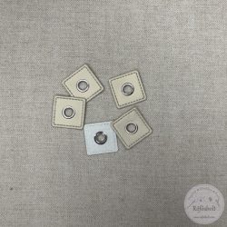 Gomblyuk helyett, világos drapp