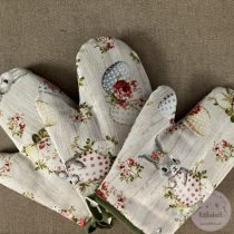 Nyuszi ül a kesztyűn