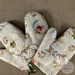 Nyuszi ül a kesztyűn