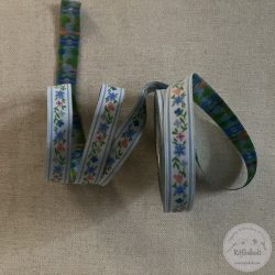 Apró kék-rózsaszín virágok