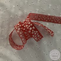 Piros organzán apró fehér virágok