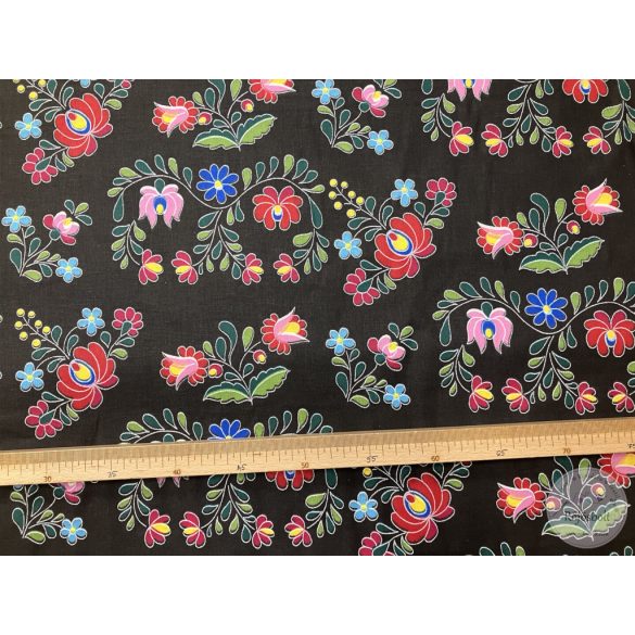 Fekete alapon matyóhímzéses minta (ME5770)