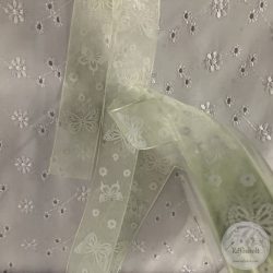   Zöld organza alapon fehér pillangók apró virágok között