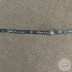 Szürke alapon fehér felirat