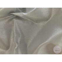   75x75 csillogó, ezüst asztalközép, ezüst szatén ferdepánttal beszegve