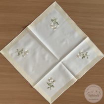   46x46 cm nagyon ízléses asztalközép, a sarkokban margaréta, a széle puha arany 3 cm szegély