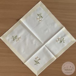   46x46 cm nagyon ízléses asztalközép, a sarkokban margaréta, a széle puha arany 3 cm szegély