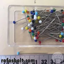 Gombostű: színes üvegfejű (3 cm-es)
