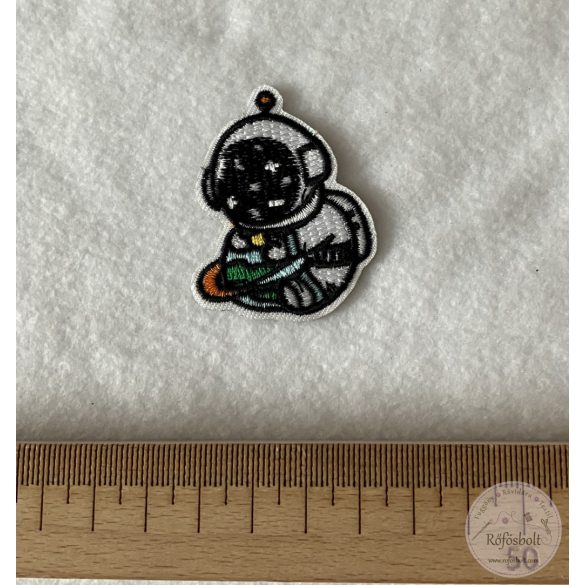 Ülő űrhajós, 4,5 x 5,5 cm
