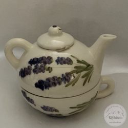 Teás kanna, alatta csészével