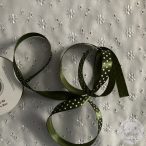 Fenyőzöld alapon apró, fehér pöttyök